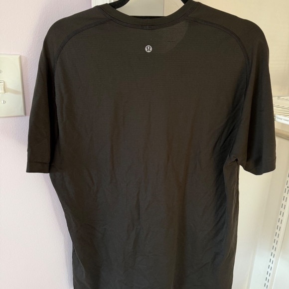 Men's Lululemon athletic shirt - Picture 2 of 3
